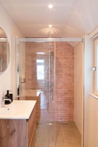a bathroom with a shower and a sink at Hoeve Hunzedal in Eexterzandvoort