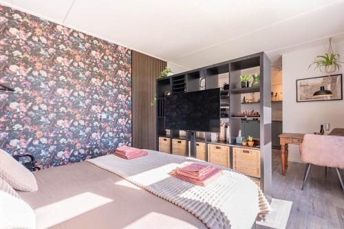a room with a large floral wallpaper on the wall at Hoeve Hunzedal in Eexterzandvoort