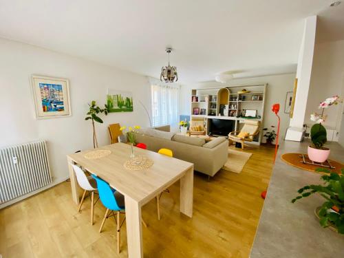 Grand T2 design rénové 75 m2 - Aix centre, lumineux - Parking sécurisé gratuit