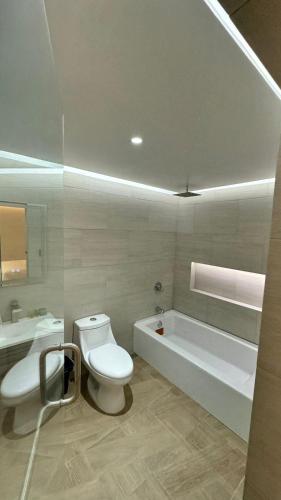 un bagno con WC, vasca e lavandino di CORTZA Hotel a Città del Messico