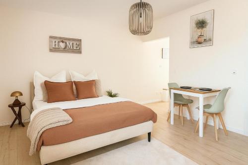 a bedroom with a bed and a desk and a table at Top Wohnung, auch für Monteure in Siegen-Wilnsdorf Autobahn in Wilnsdorf