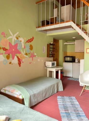 ein Zimmer mit zwei Betten und einer Küche in der Unterkunft Arsinoe in Methana