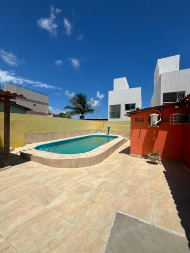 a swimming pool in the middle of a patio at Suítes Jacumã in Conde