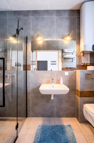 a bathroom with a sink and a shower at Domki Venus z basenem in Ustronie Morskie