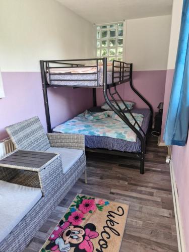 a room with two bunk beds and a rug at Apartment 4 nähe Elmshorn Barmstedt in Bokholt-Hanredder