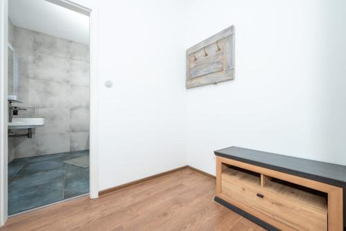 ein Badezimmer mit Waschbecken und Holzkommode in der Unterkunft Hotel Korek in Frýdek-Místek