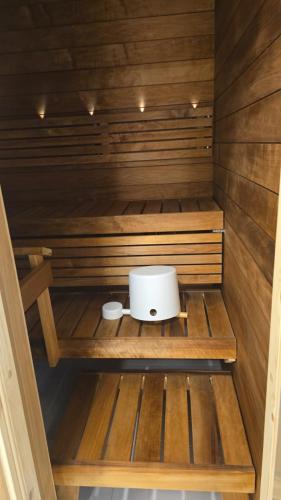 a small sauna with a white bowl in the middle at LinnankadunHelmi in Savonlinna