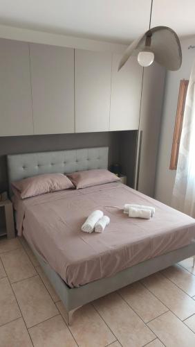 a bedroom with a bed with two towels on it at Mar&Mat in Giarre