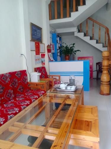 a living room with a couch and a table at Kiên Cường Hostel in Sapa