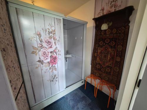 a bathroom with a walk in shower next to a glass door at Bed and Breakfast Reestdal in Meppel