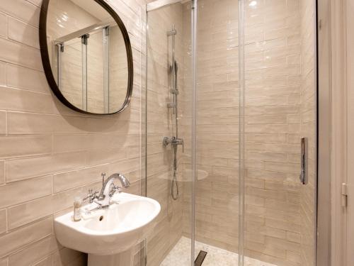 ein Badezimmer mit Waschbecken und Glasdusche in der Unterkunft Hotel De Monaco in Cap d'Ail