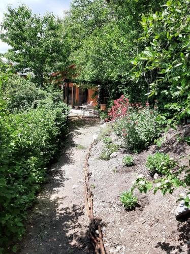 a garden path with a house in the background at Petit chalet indépendant 2 pers "La cabane de Jean " in Briançon