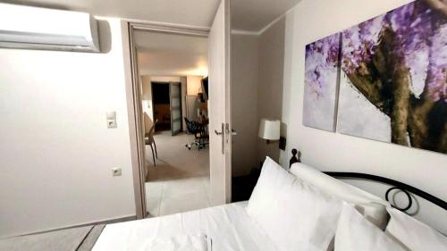 Cozy suite by Spiros & Marina