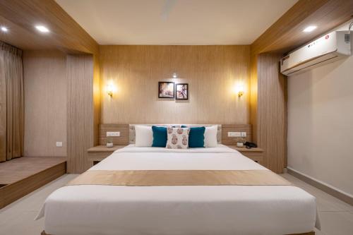 ein Schlafzimmer mit einem großen weißen Bett in einem Zimmer in der Unterkunft Anthurium Hotel in Mapusa