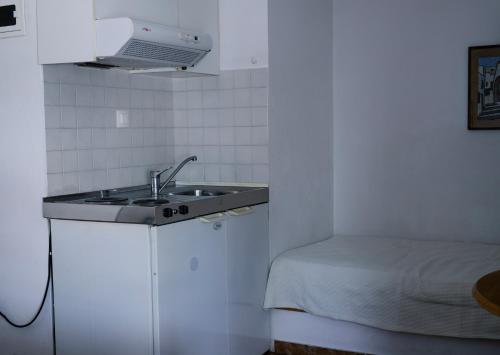 a small kitchen with a sink and a bed at Αβαντιάς Abantias in Loutra Edipsou