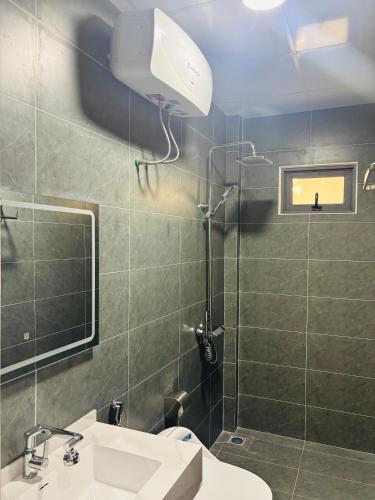 a bathroom with a sink and a shower at A T Homestay in Thôn Dương Xuân Hạ