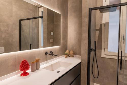 a bathroom with a sink and a mirror at Mamma Mia Holidays - Dimore Maggiori in Bologna