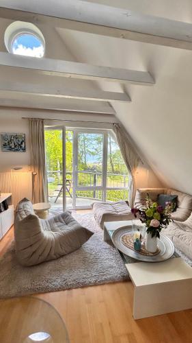 a living room with a couch and a table at Kunst küsst Küste in Hohwacht
