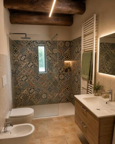 a bathroom with a shower and a toilet and a sink at Casa Vacanze Partenzi in Vallo di Nera