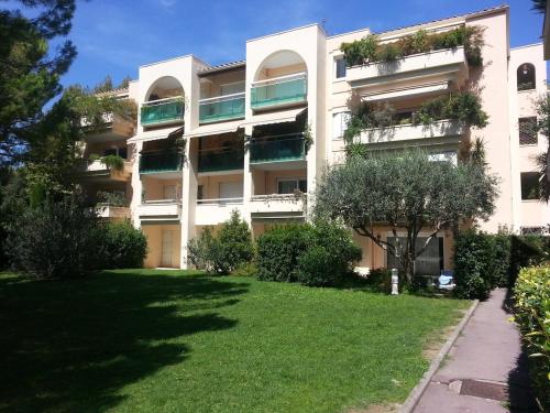 Studio lumineux avec piscine, terrasse et parking privé