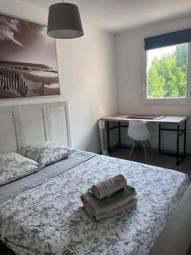 Studio lumineux avec piscine, terrasse et parking privé