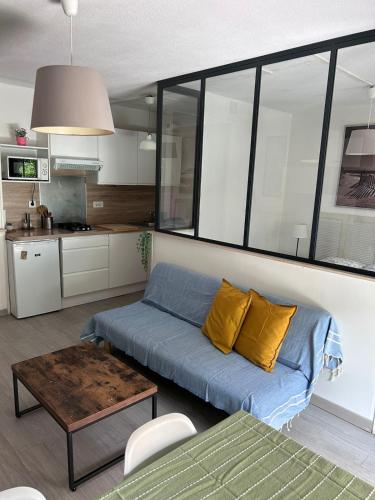Studio lumineux avec piscine, terrasse et parking privé