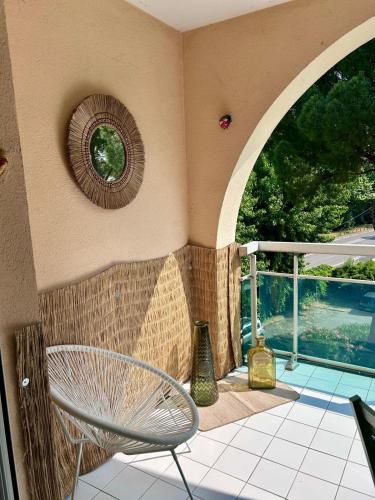 Studio lumineux avec piscine, terrasse et parking privé