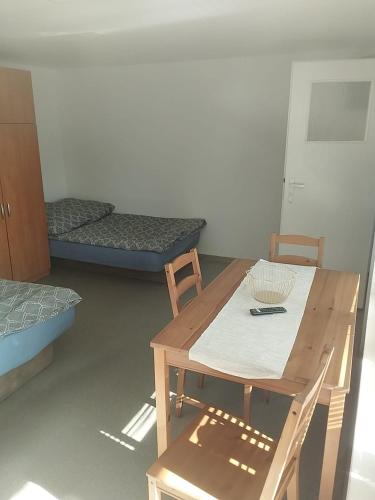a room with a table and chairs and a bed at Mierzyn Po Drodze in Mierzyn