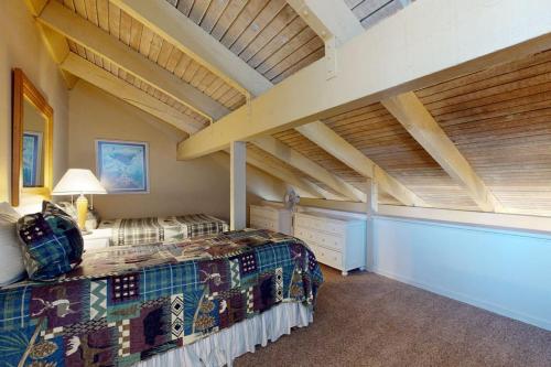 a bedroom with a large bed in a room at Discovery 4 162 in Mammoth Lakes