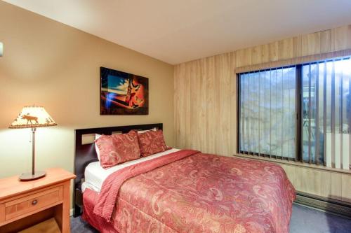 a bedroom with a bed and a window at Discovery 4 119 in Mammoth Lakes
