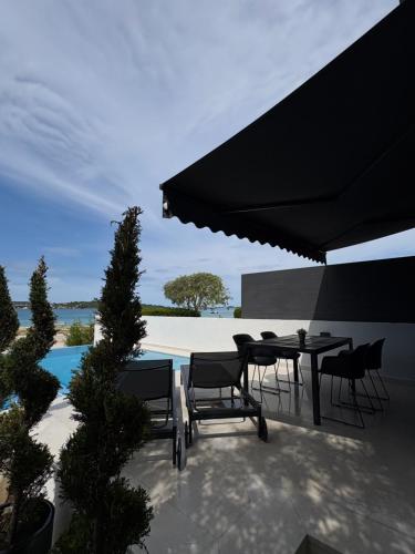 Apartment Lydia with private pool on the beach