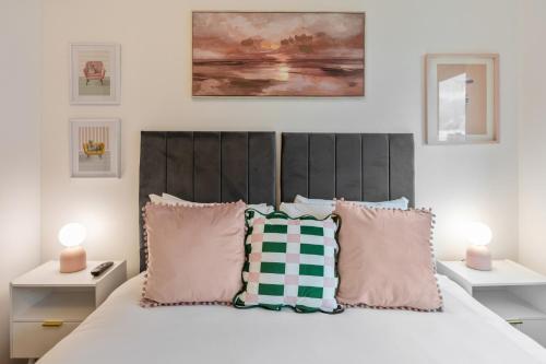 Luxury City Retreat - sleeps 6 with Games, Netflix & Record Player photo 15