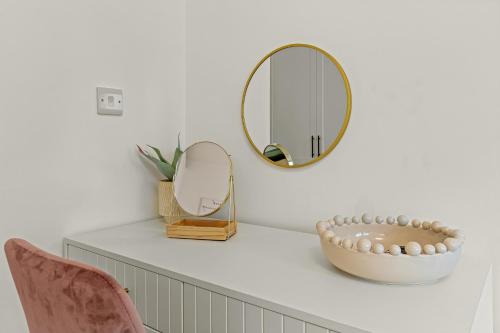 Luxury City Retreat - sleeps 6 with Games, Netflix & Record Player photo 17