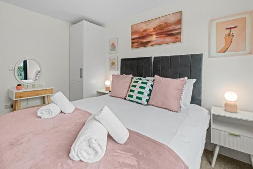 Luxury City Retreat - sleeps 6 with Games, Netflix & Record Player photo 18
