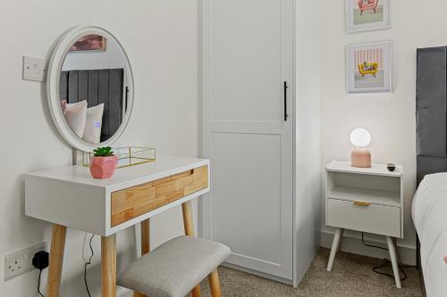 Luxury City Retreat - sleeps 6 with Games, Netflix & Record Player photo 19