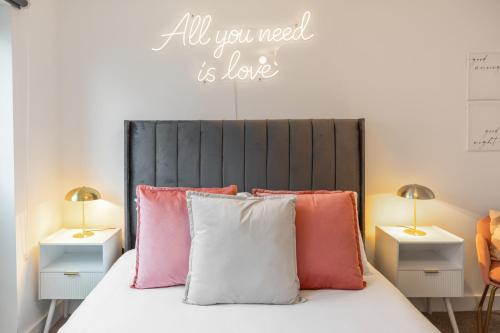 Luxury City Retreat - sleeps 6 with Games, Netflix & Record Player photo 21