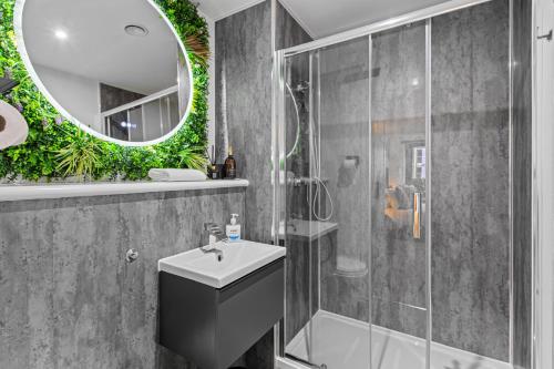 Luxury City Retreat - sleeps 6 with Games, Netflix & Record Player photo 9