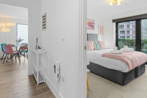Luxury City Retreat - sleeps 6 with Games, Netflix & Record Player photo 25