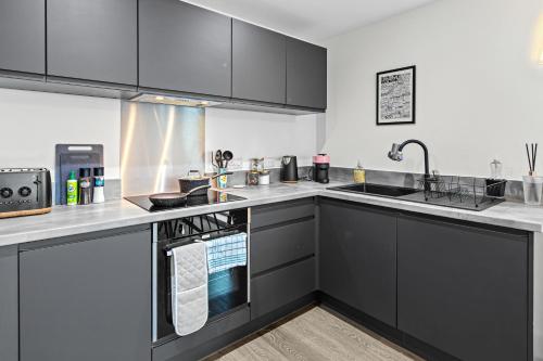 Luxury City Retreat - sleeps 6 with Games, Netflix & Record Player photo 32