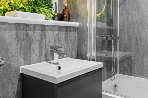 Luxury City Retreat - sleeps 6 with Games, Netflix & Record Player photo 28