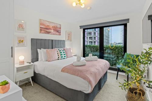 Luxury City Retreat - sleeps 6 with Games, Netflix & Record Player photo 3