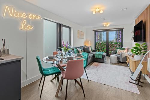 Luxury City Retreat - sleeps 6 with Games, Netflix & Record Player photo 34