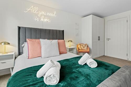 Luxury City Retreat - sleeps 6 with Games, Netflix & Record Player photo 36