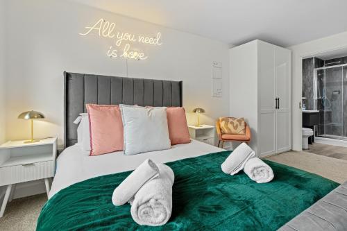 Luxury City Retreat - sleeps 6 with Games, Netflix & Record Player photo 13