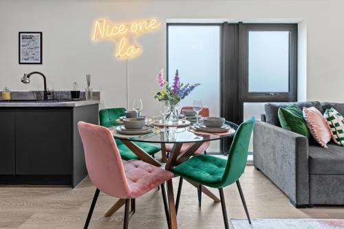 Luxury City Retreat - sleeps 6 with Games, Netflix & Record Player photo 37