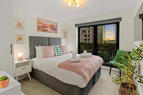 Luxury City Retreat - sleeps 6 with Games, Netflix & Record Player photo 8