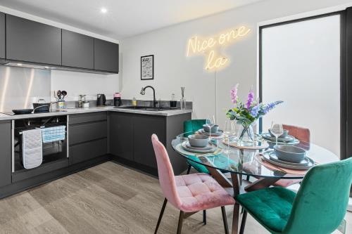 Luxury City Retreat - sleeps 6 with Games, Netflix & Record Player photo 5
