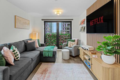 Luxury City Retreat - sleeps 6 with Games, Netflix & Record Player photo 10