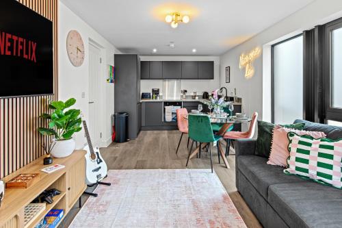 Luxury City Retreat - sleeps 6 with Games, Netflix & Record Player photo 6