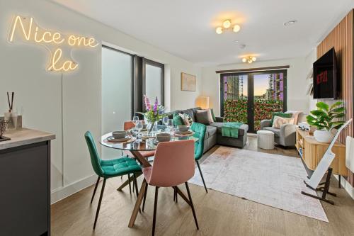 Luxury City Retreat - sleeps 6 with Games, Netflix & Record Player photo 12